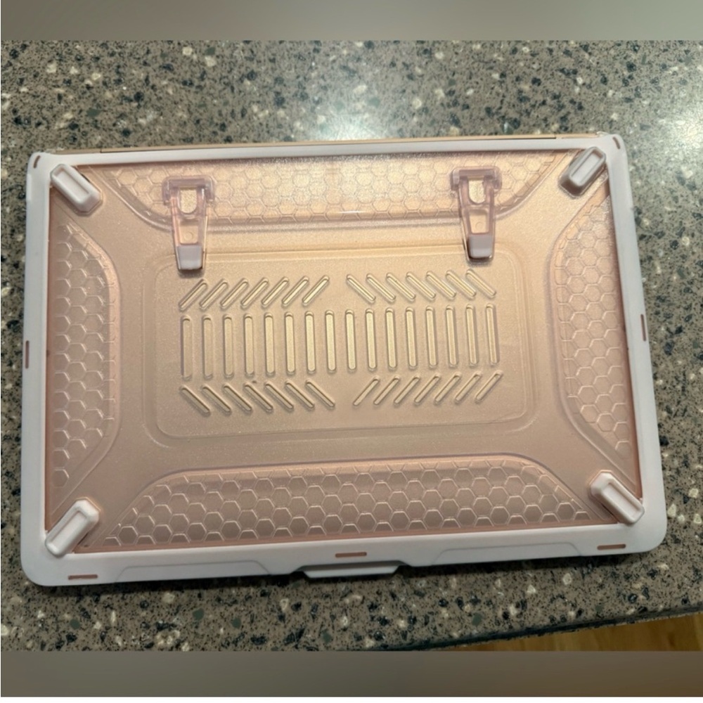 2020 Apple MacBook Air - M1 Rose Gold 13.3 “ - Picture 10 of 14